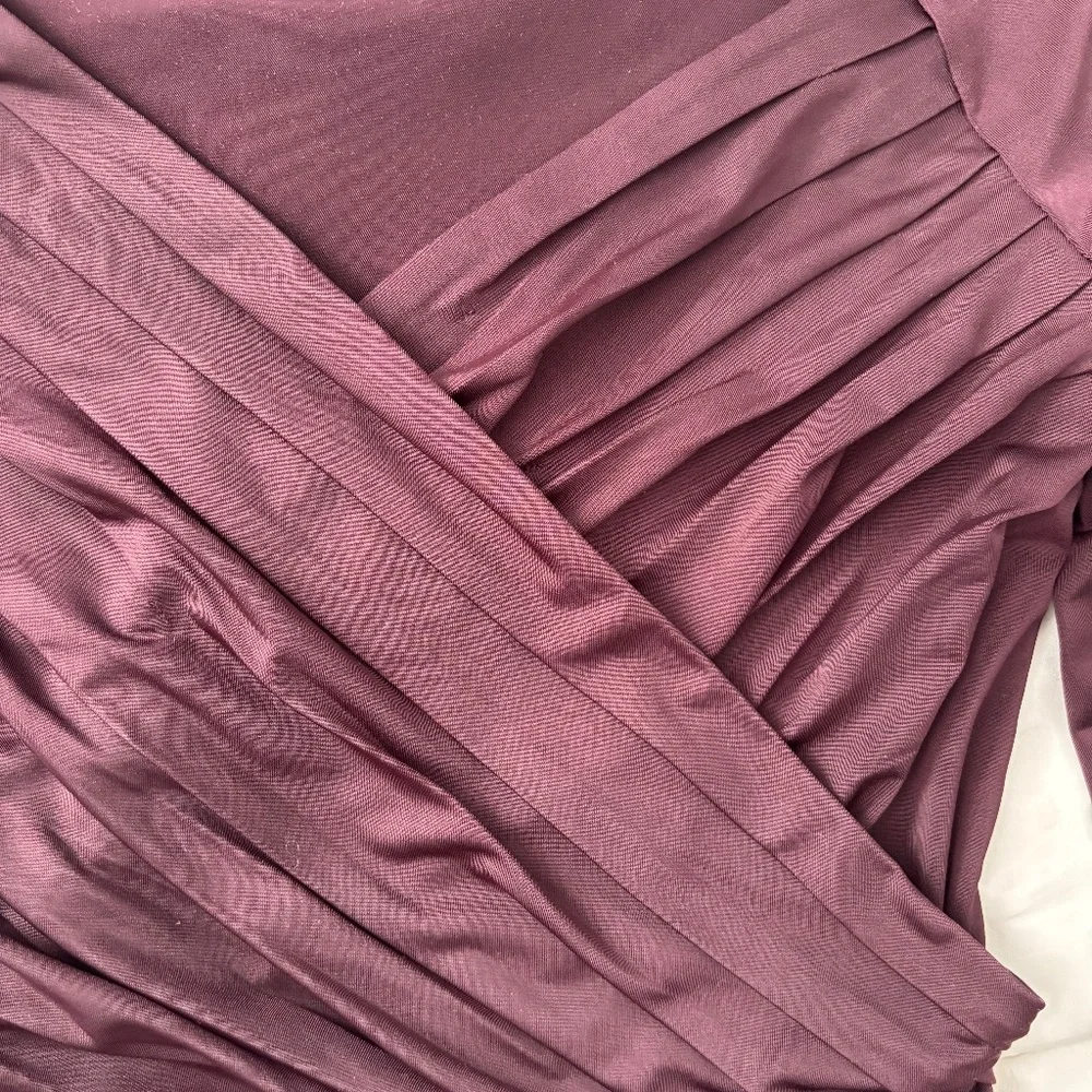 Express Body Contour Ruched Top - Picture 2 of 3